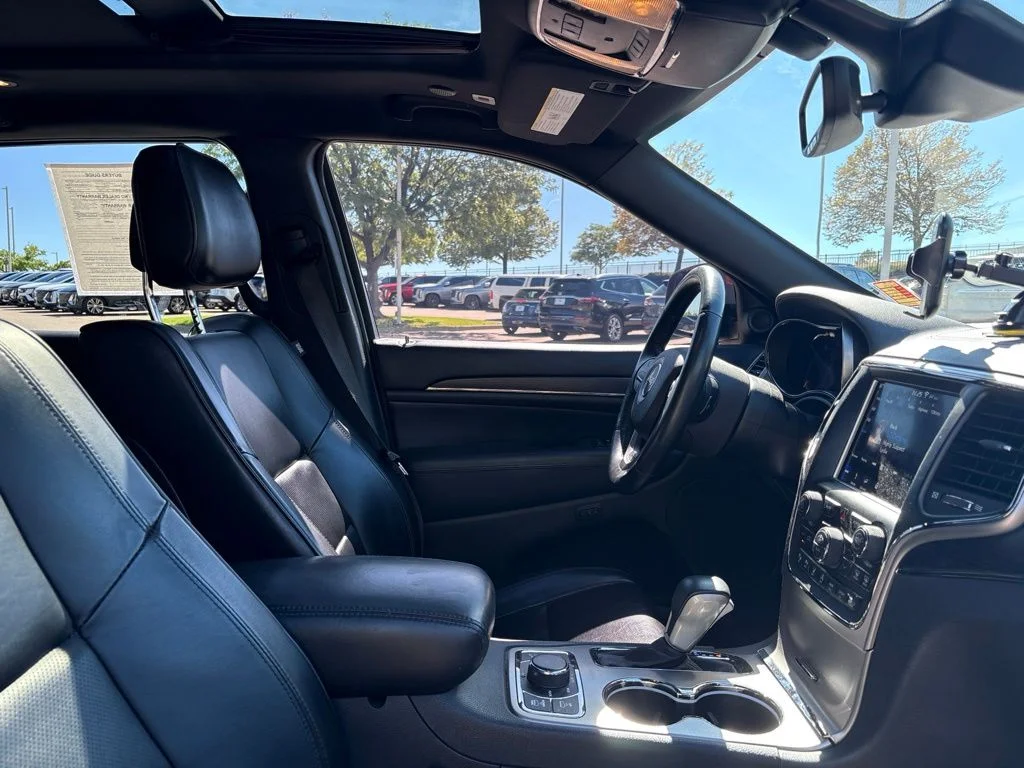 Used 2018 Red Jeep Overland image 27