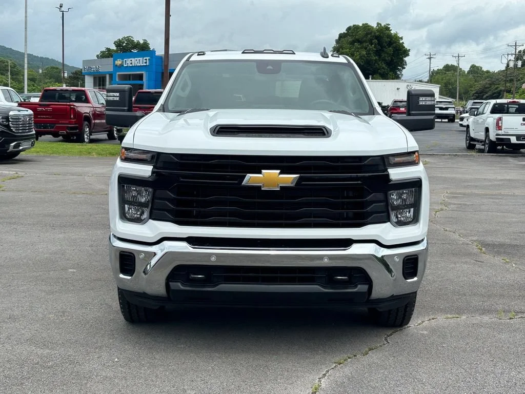 New 2026 Summit White Chevrolet WT image 5