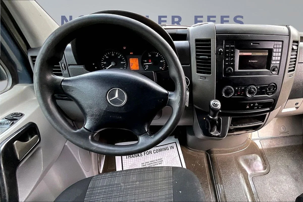 Used 2018  Mercedes-Benz Standard Roof V6 image 9