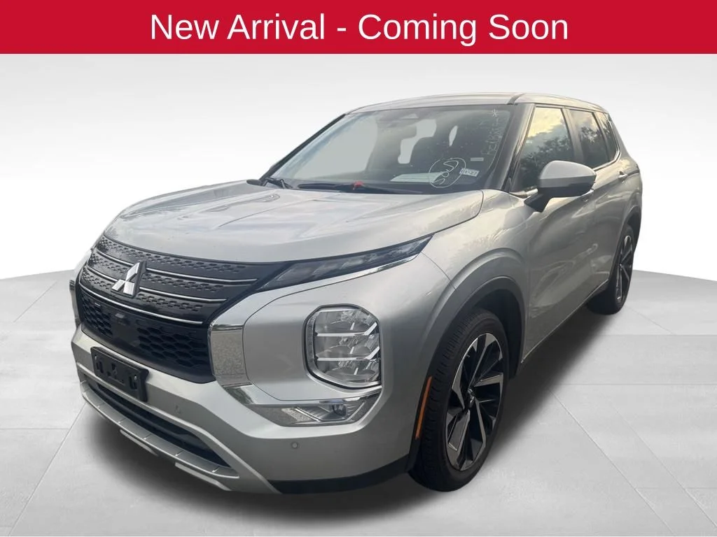 Used 2024 Silver Mitsubishi SE image 1