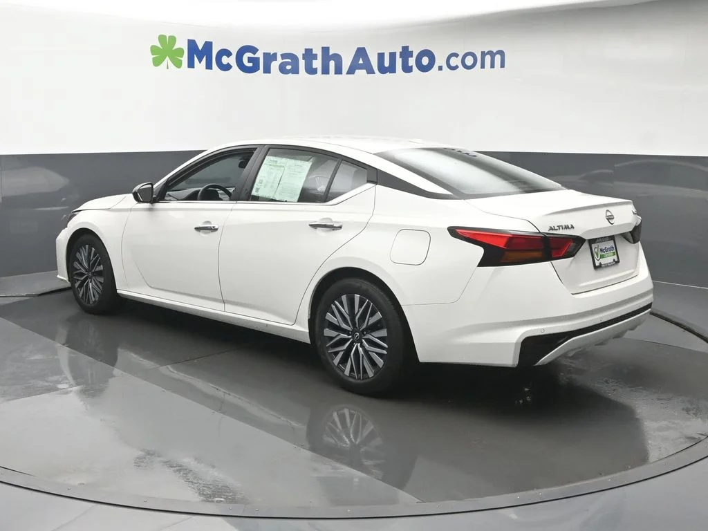Used 2025 White Nissan 2.5 SV image 24