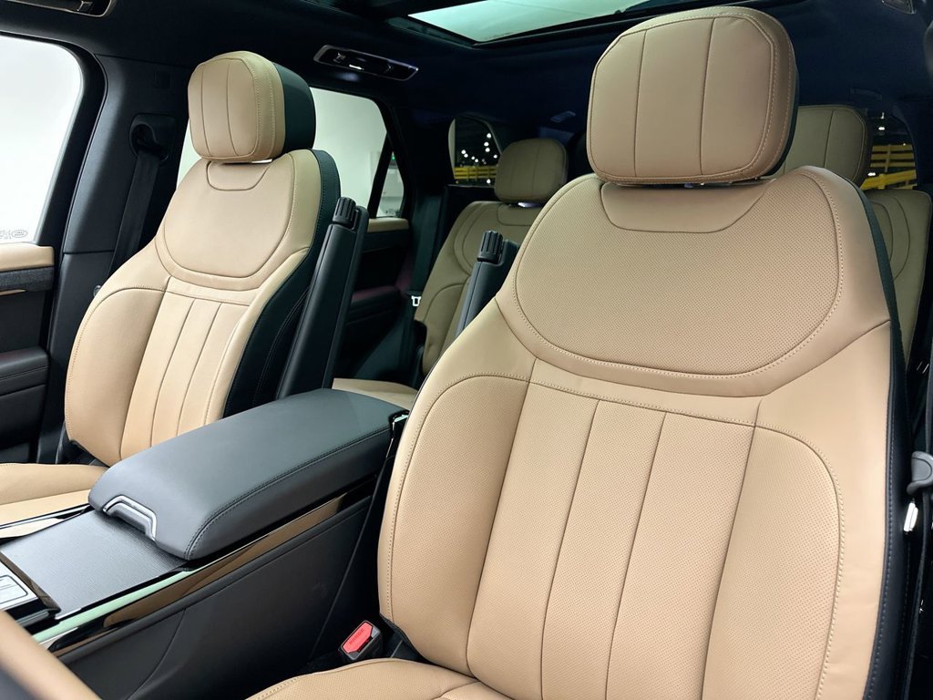 New 2027 Santorini Black Land Rover Dynamic SE image 10