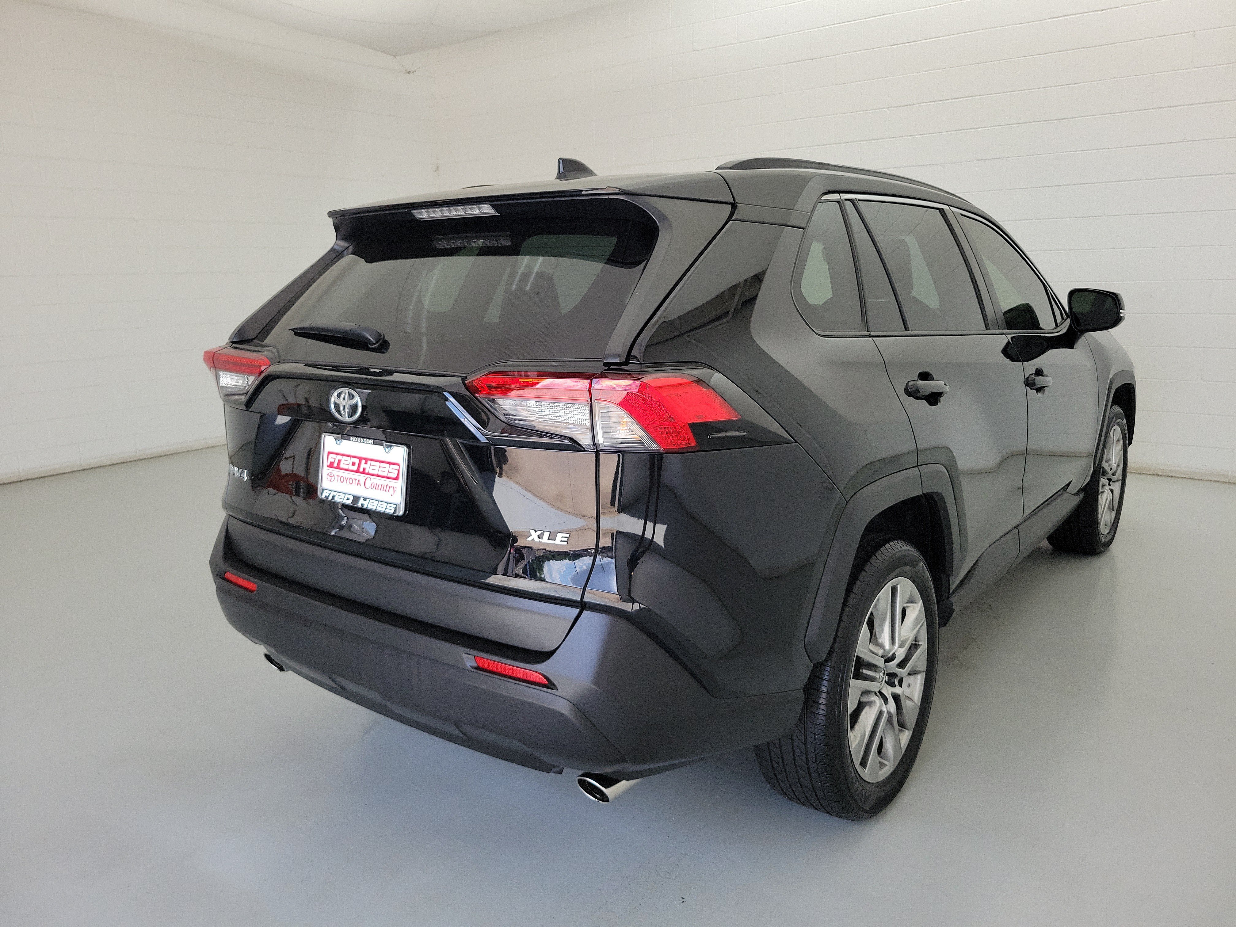 Used 2024 Midnight Black Metallic Toyota XLE Premium image 5
