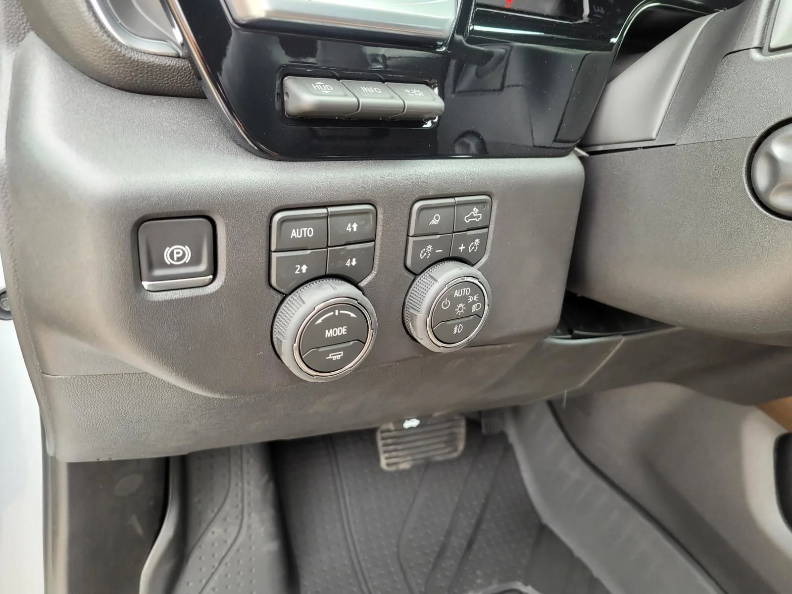 New 2026 Polar White Tricoat Chevrolet High Country image 17