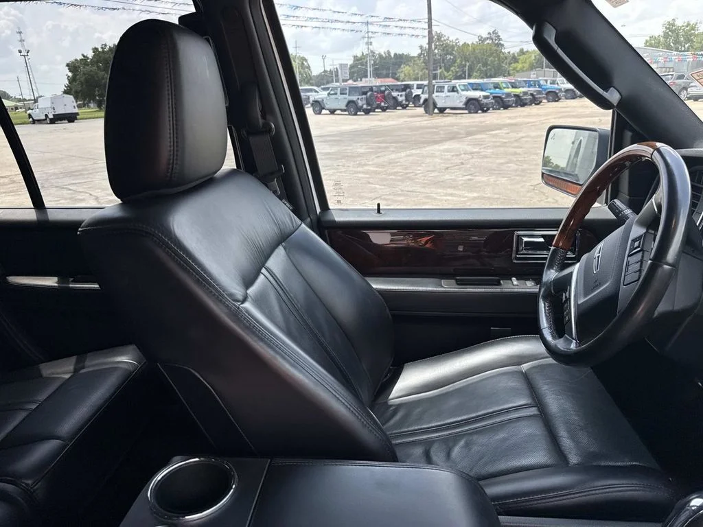 Used 2017 White Lincoln Select image 30