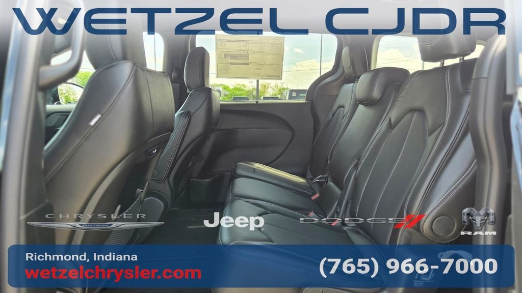 New 2027 Diamond Black Crystal Pearl-Coat Exterior Paint Chrysler Select image 31