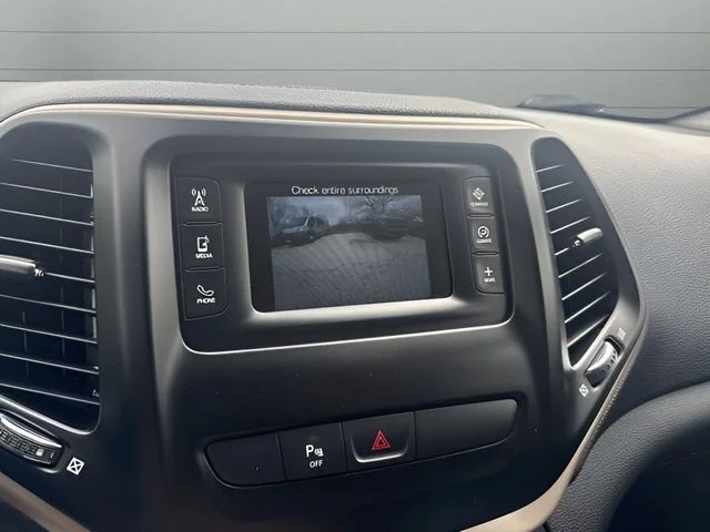 Used 2018 Silver Jeep Latitude image 16