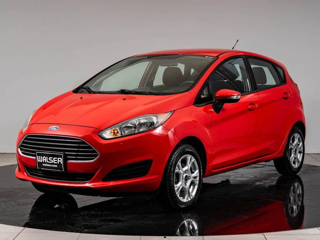 Used 2015 Race Red Ford SE image 1