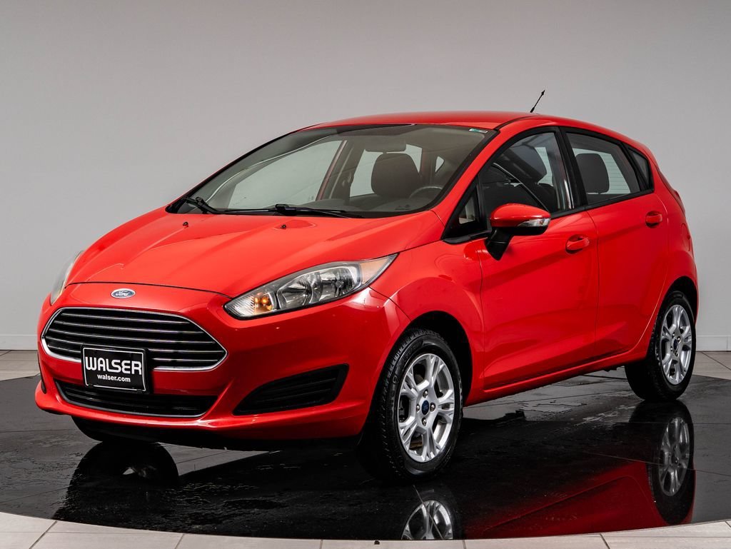 Used 2015 Race Red Ford SE image 1