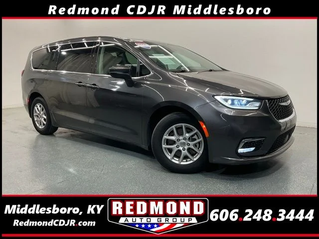 2023 Chrysler Pacifica Touring L's photo