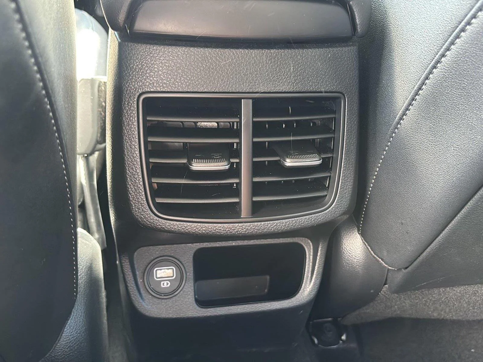 Used 2022 Clear White/Black Roof Kia Nightfall image 34