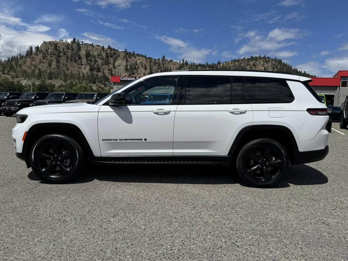 Used 2024 White Jeep Limited image 9