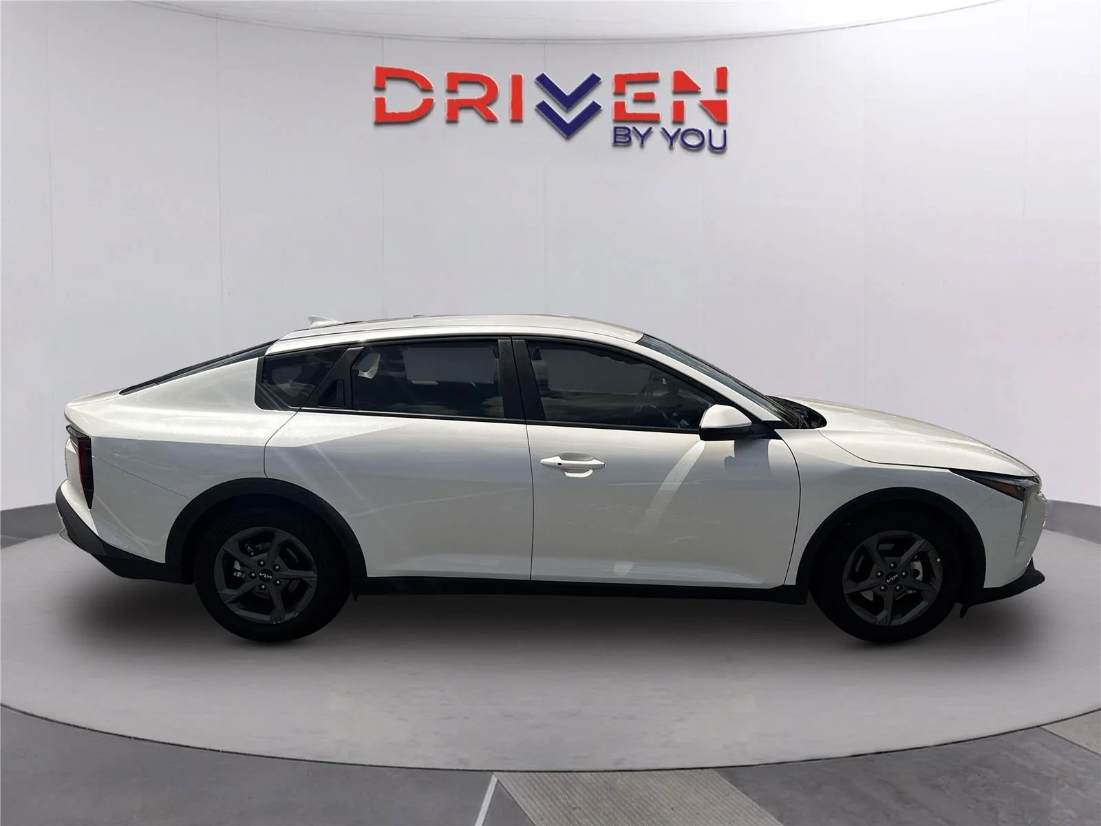 Used 2025 Snow White Pearl Kia LXS image 3