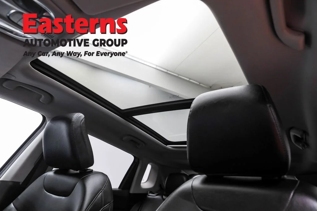 Used 2022 Silver Jeep Latitude image 33