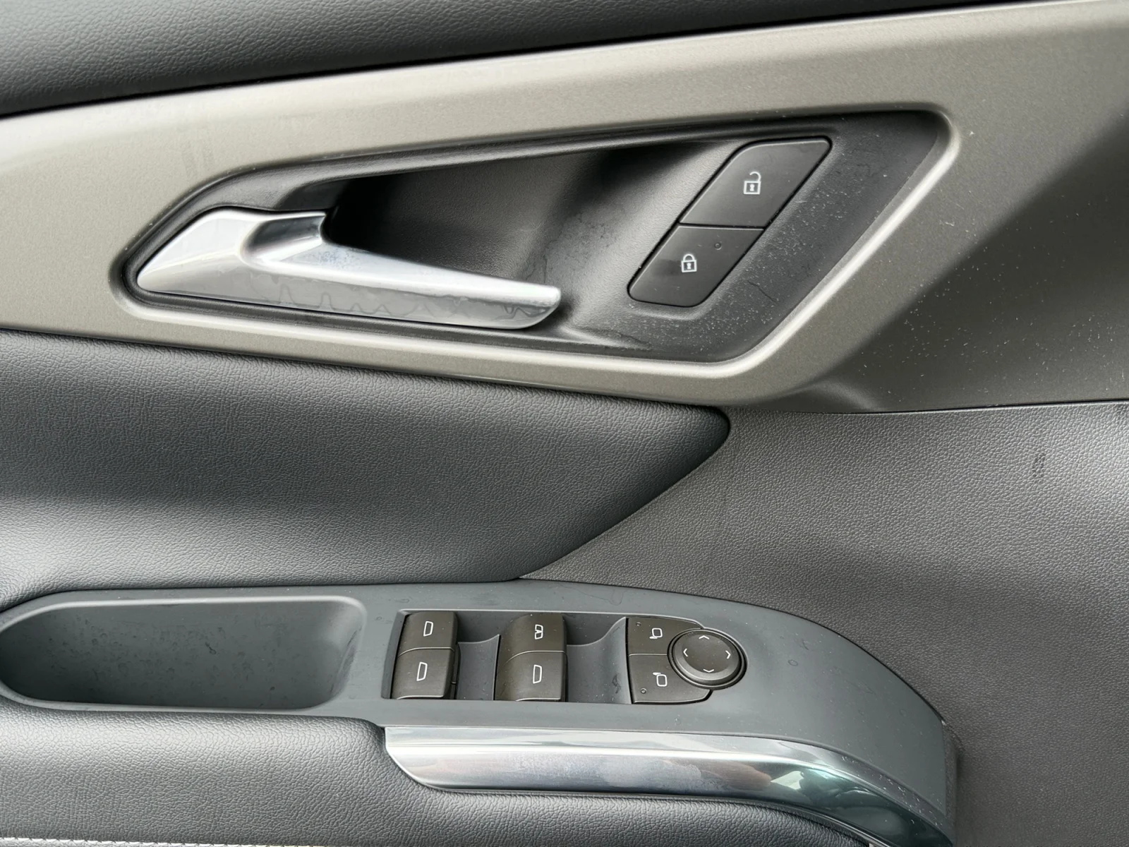 New 2027 Summit White Chevrolet LT image 11