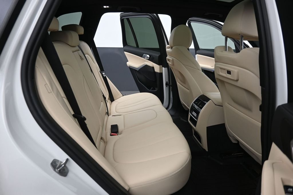 Used 2022 White BMW xDrive40i image 10