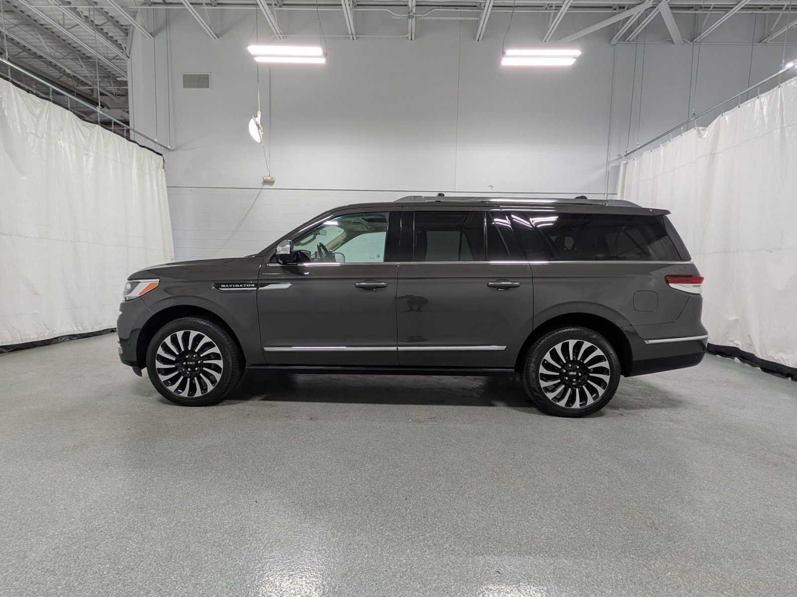 Used 2023 Chroma Caviar Dark Gray Metallic Clearcoat Lincoln Black Label image 2
