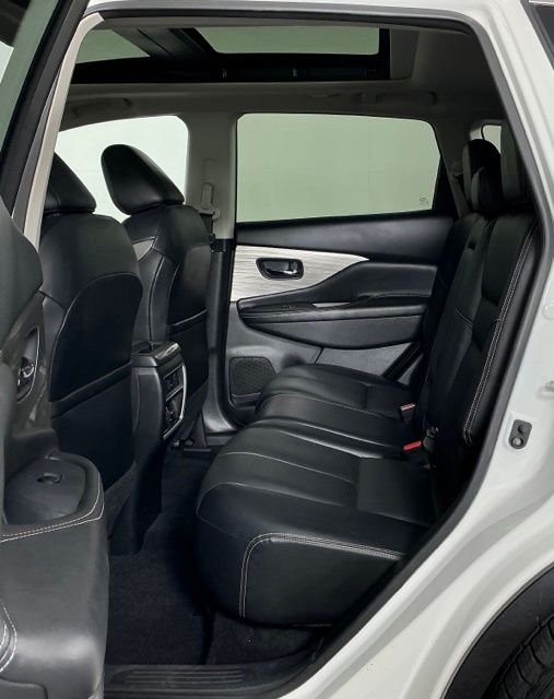 Used 2018 White Nissan Platinum image 21