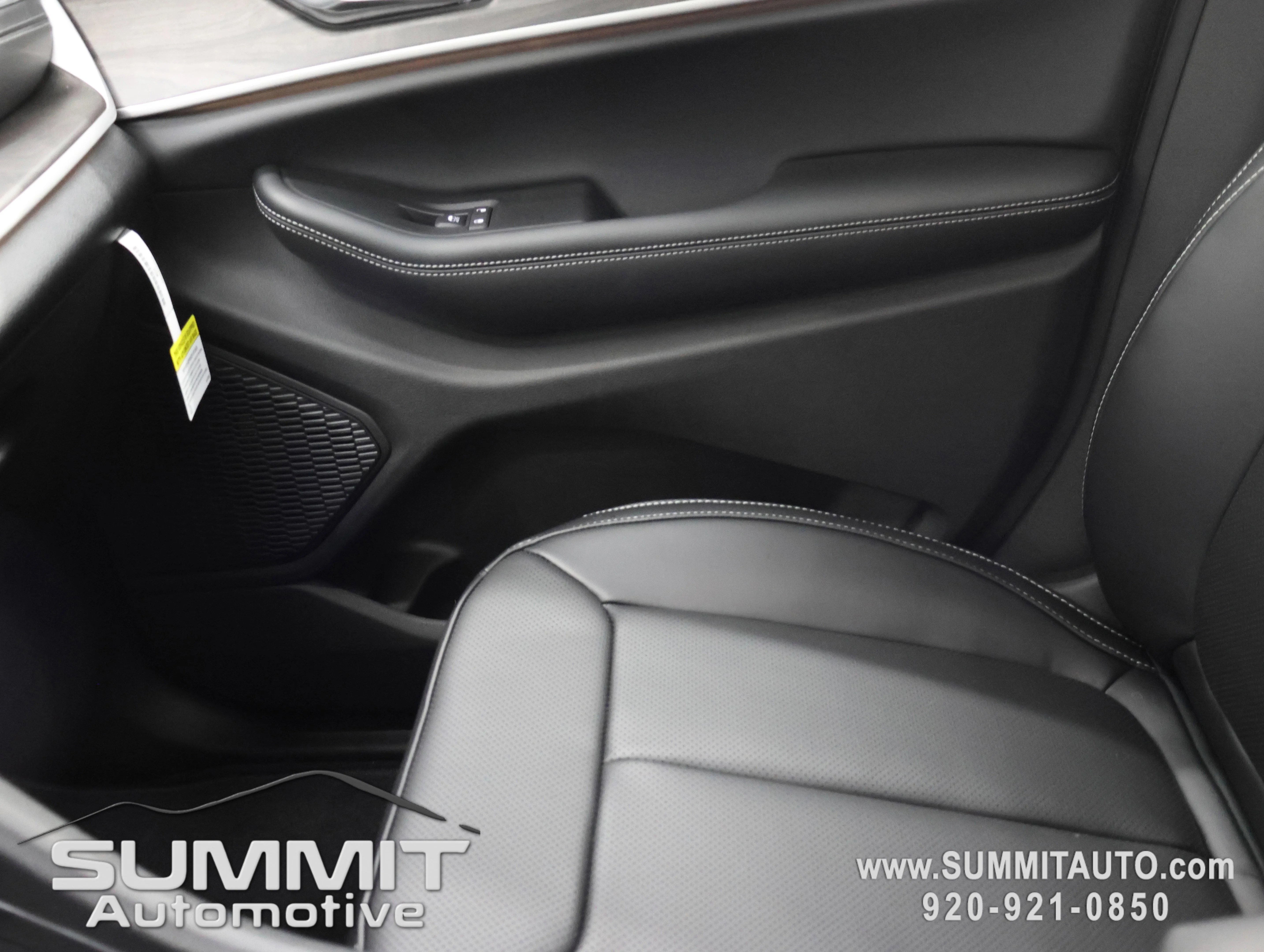 New 2025 Diamond Black Crystal Pearl-Coat Exterior Paint Jeep Limited image 13