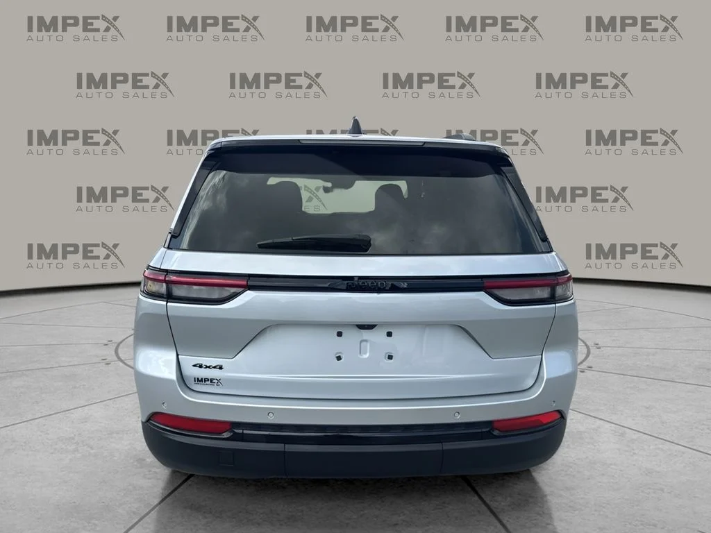 Used 2024 Silver Jeep Altitude X image 4