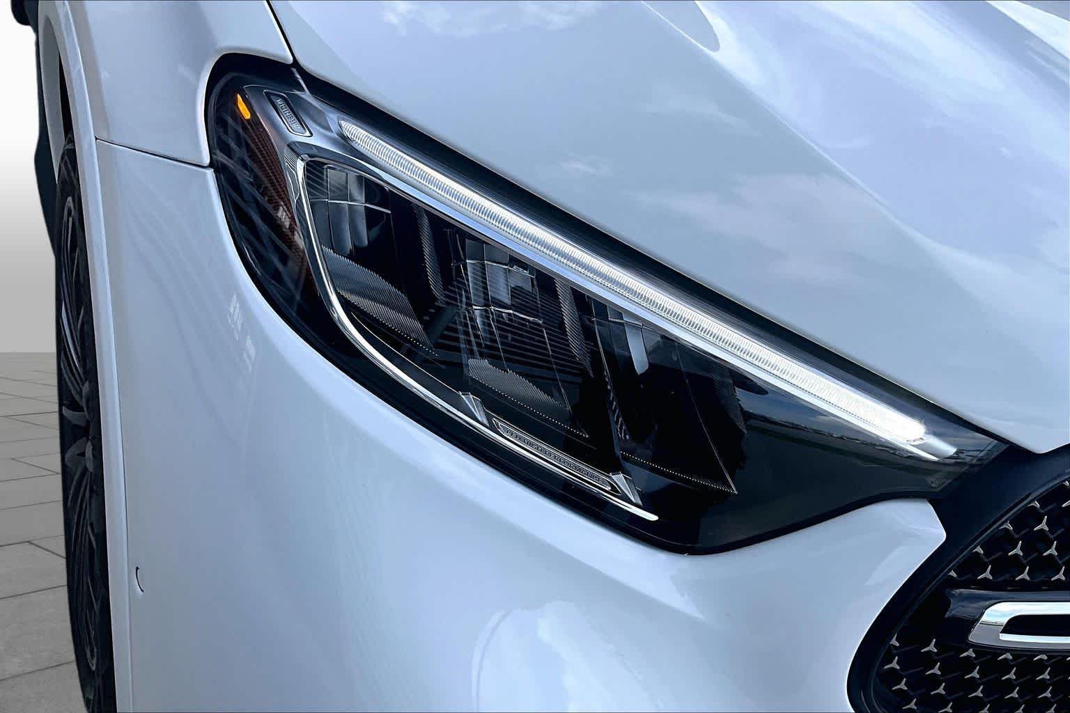 Used 2025 Polar White Mercedes-Benz GLC 300 image 24