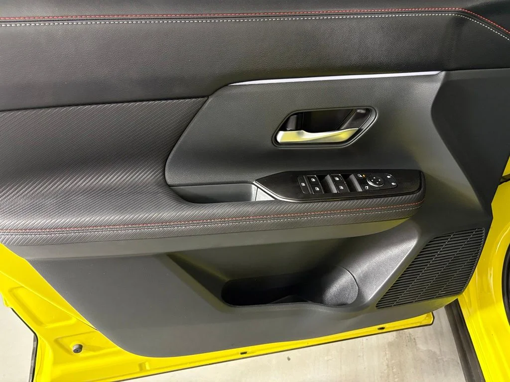New 2026 Yuzu Yellow Metallic / Super Black Two-tone Nissan SR image 13