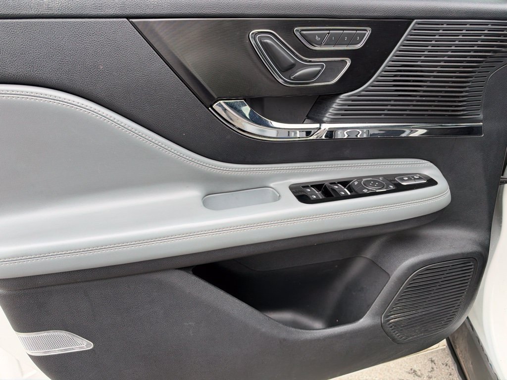Used 2020 White Lincoln Standard image 9