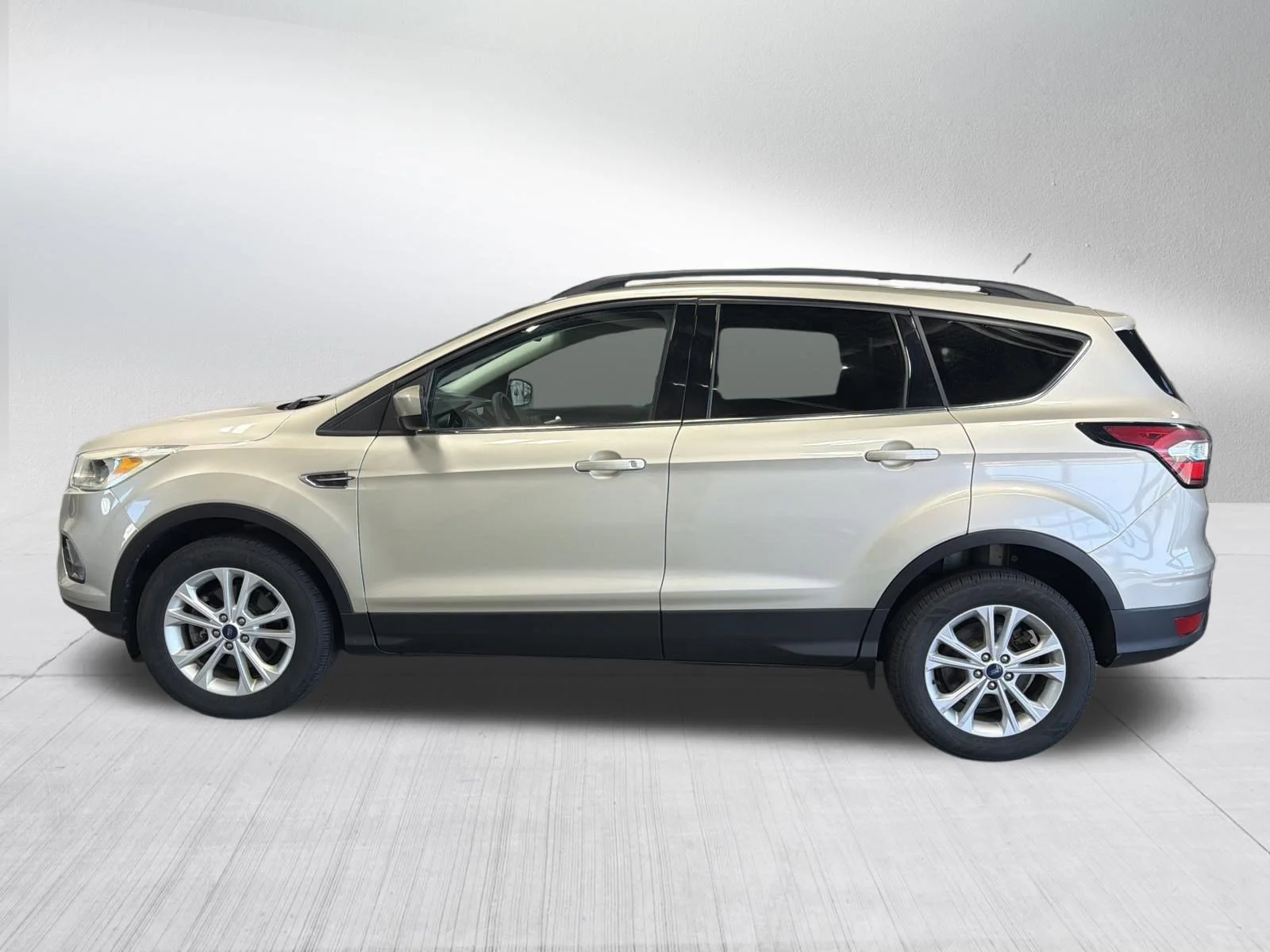Used 2018 White Gold Metallic Ford SE image 4