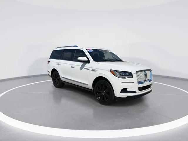 Used 2023 White Lincoln Reserve image 1