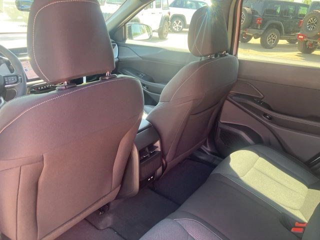New 2026 Bright White Clear-Coat Exterior Paint Jeep Laredo image 19