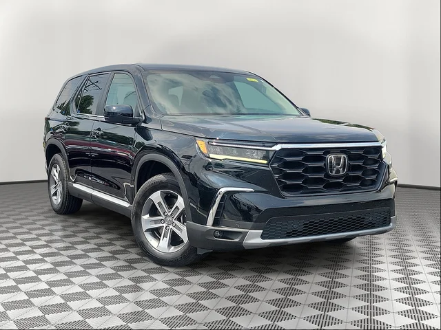 2023 Honda Pilot EX-L w/Rear Captain's Chairs