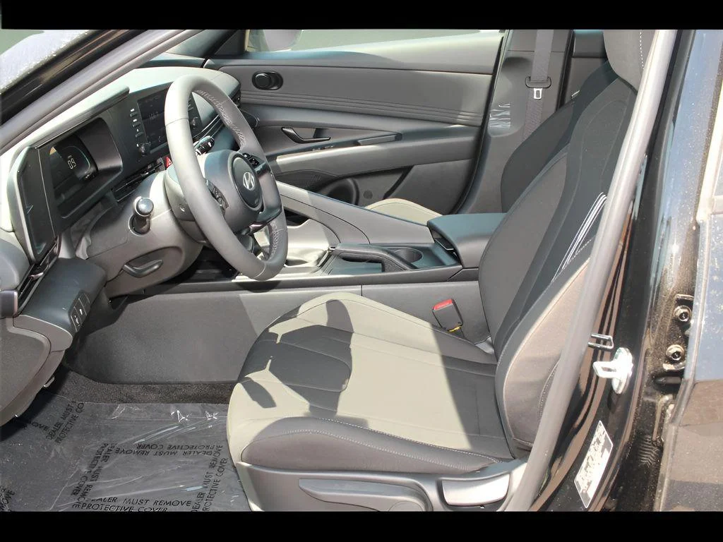 2025 Hyundai Elantra SEL - Photo 11