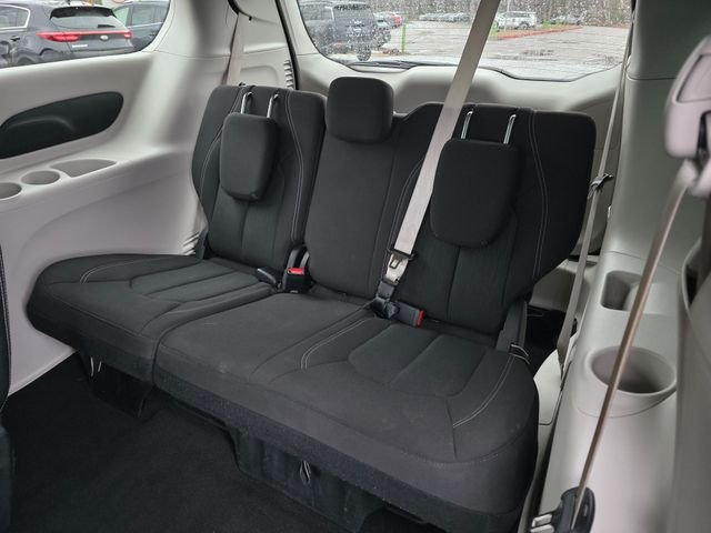 Used 2023 Silver Mist Clearcoat Chrysler LX image 19
