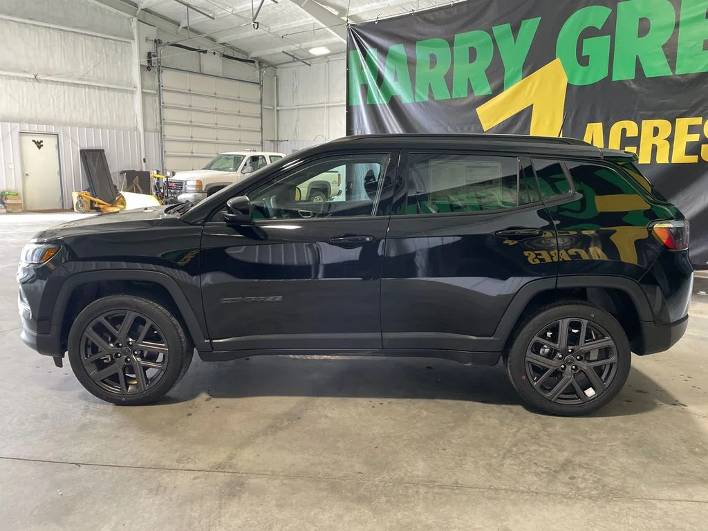 New 2026 Diamond Black Crystal Pearl-Coat Exterior Paint Jeep Latitude Altitude image 9