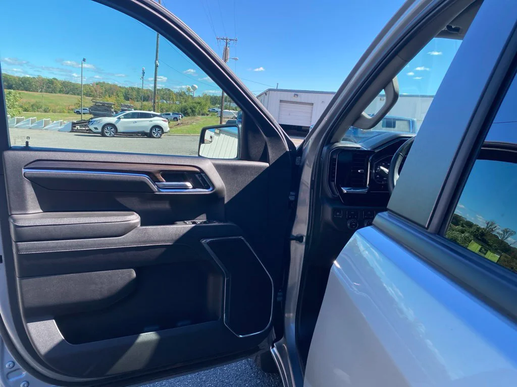 Used 2024 Sterling Gray Metallic Chevrolet LT (2FL) image 18