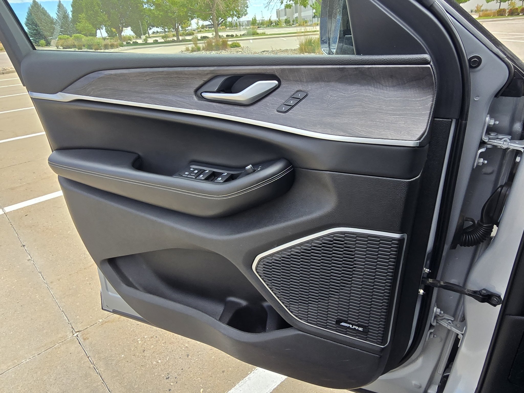 Used 2023 Silver Zynith Jeep 4xe image 16