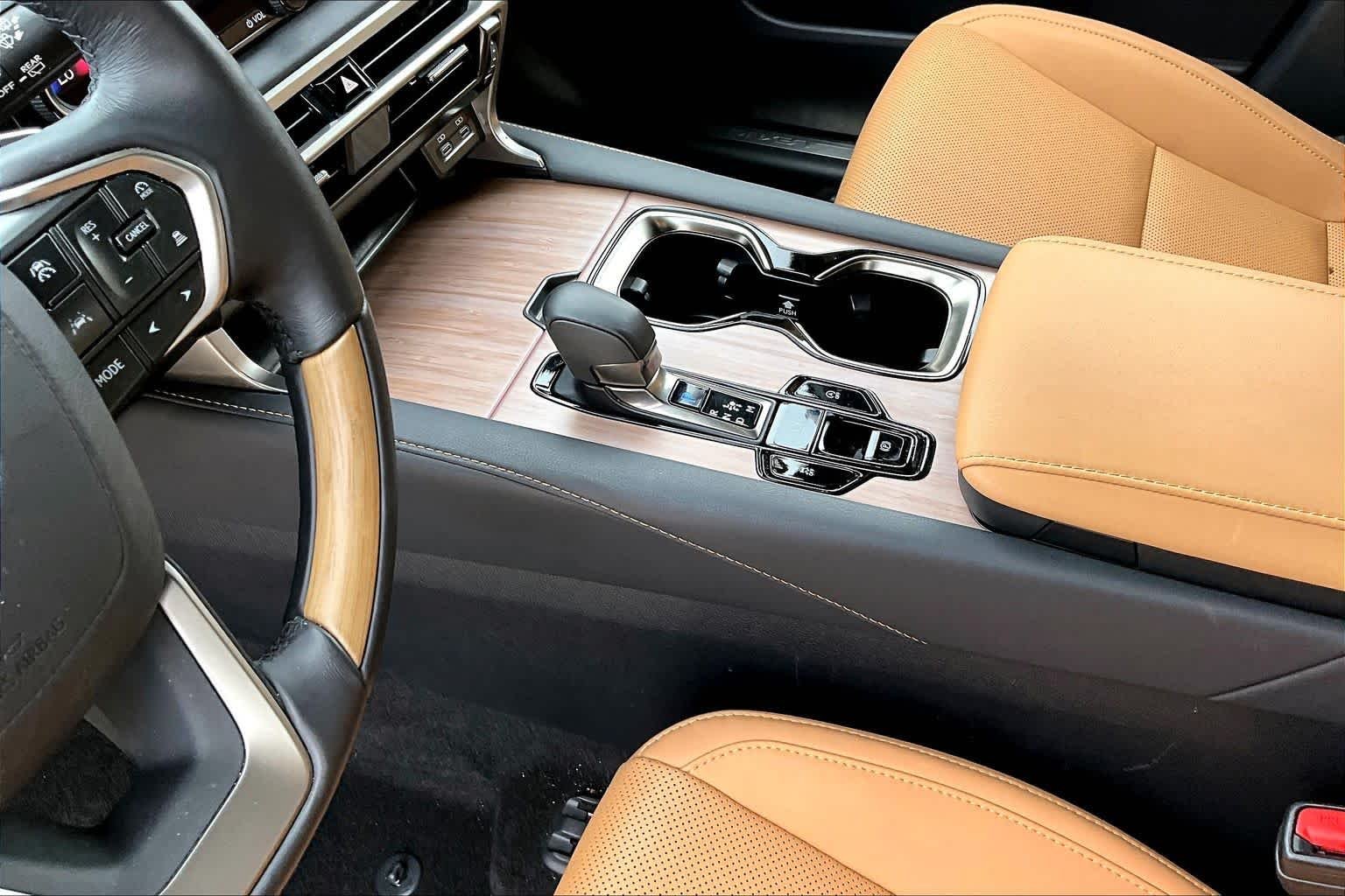 Used 2025 Eminent White Pearl Lexus Premium image 17