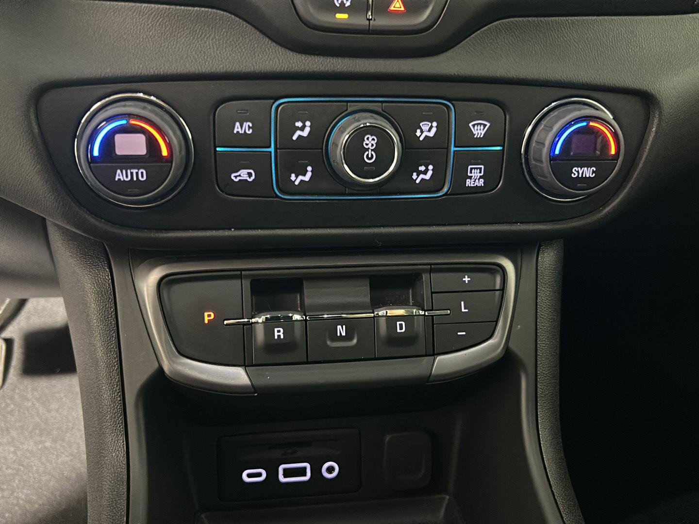 Used 2024 Sterling Metallic GMC AT4 image 19