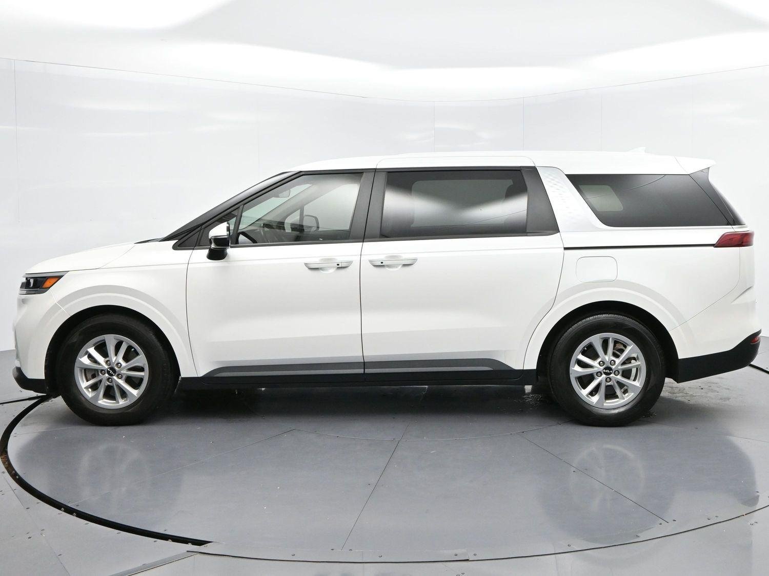 Used 2022 Snow White Pearl Kia LXS image 4