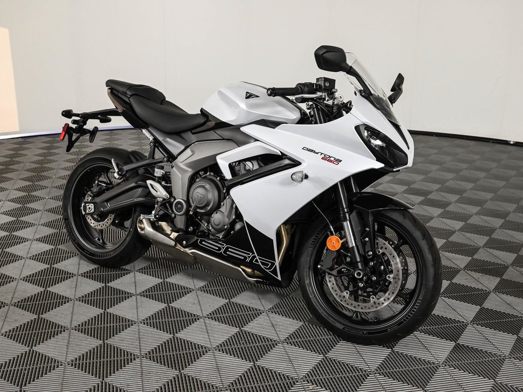 New 2025 Triumph Daytona 660 Snowdonia White/Sapphire Black 660 in
