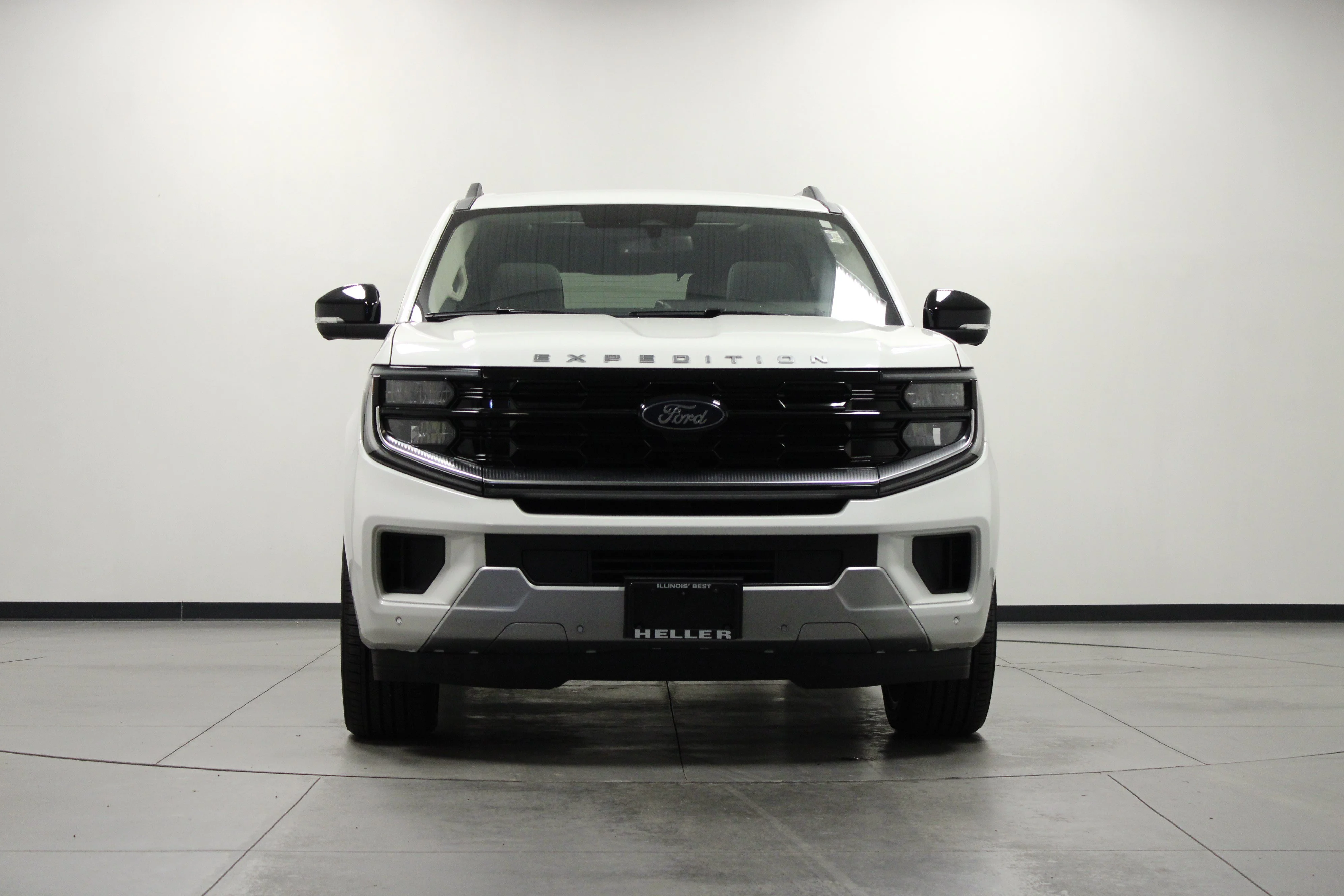 Used 2025 White Metallic Ford Platinum image 9