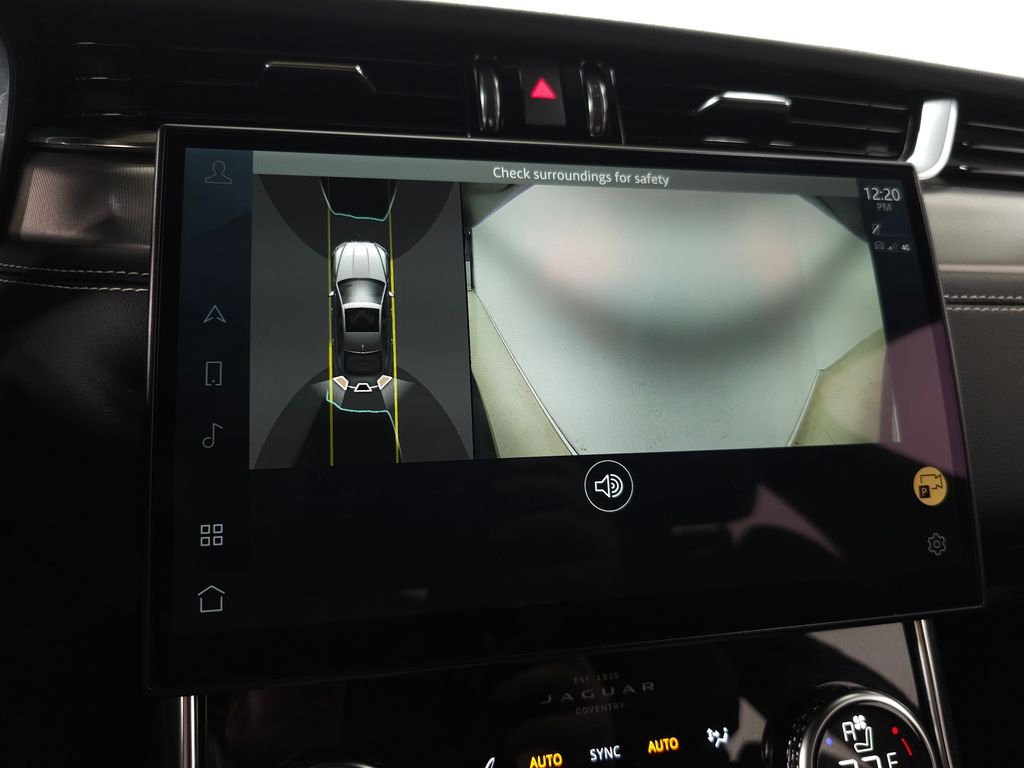 Used 2022  Jaguar R-Dynamic SE image 31
