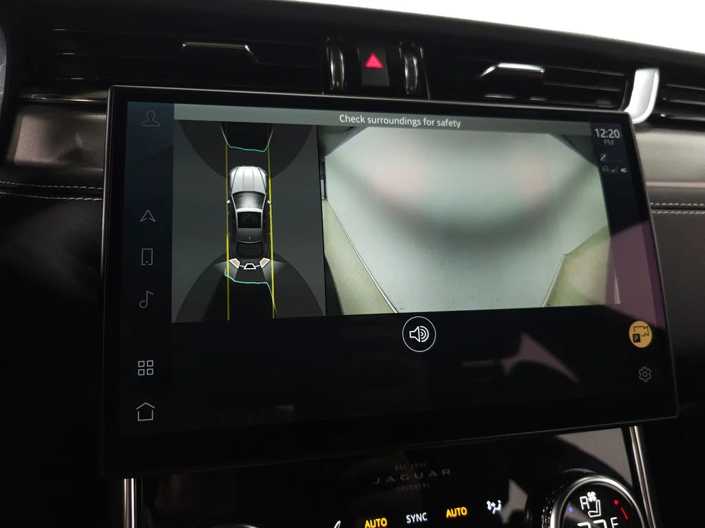 Used 2022  Jaguar R-Dynamic SE image 31
