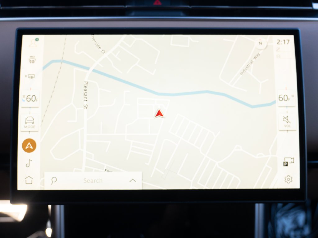 Used 2025  Land Rover SE image 29