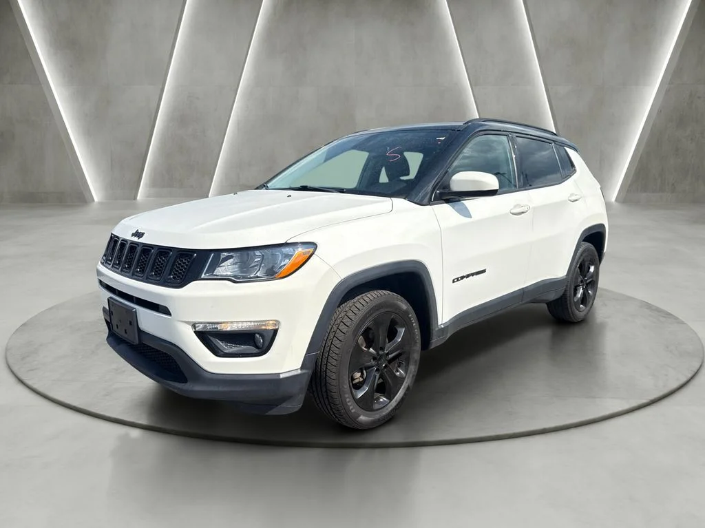 Used 2018 White Jeep Latitude image 3