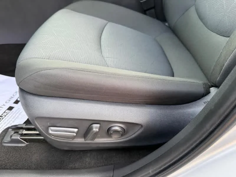 2025 Toyota RAV4 XLE - Photo 24