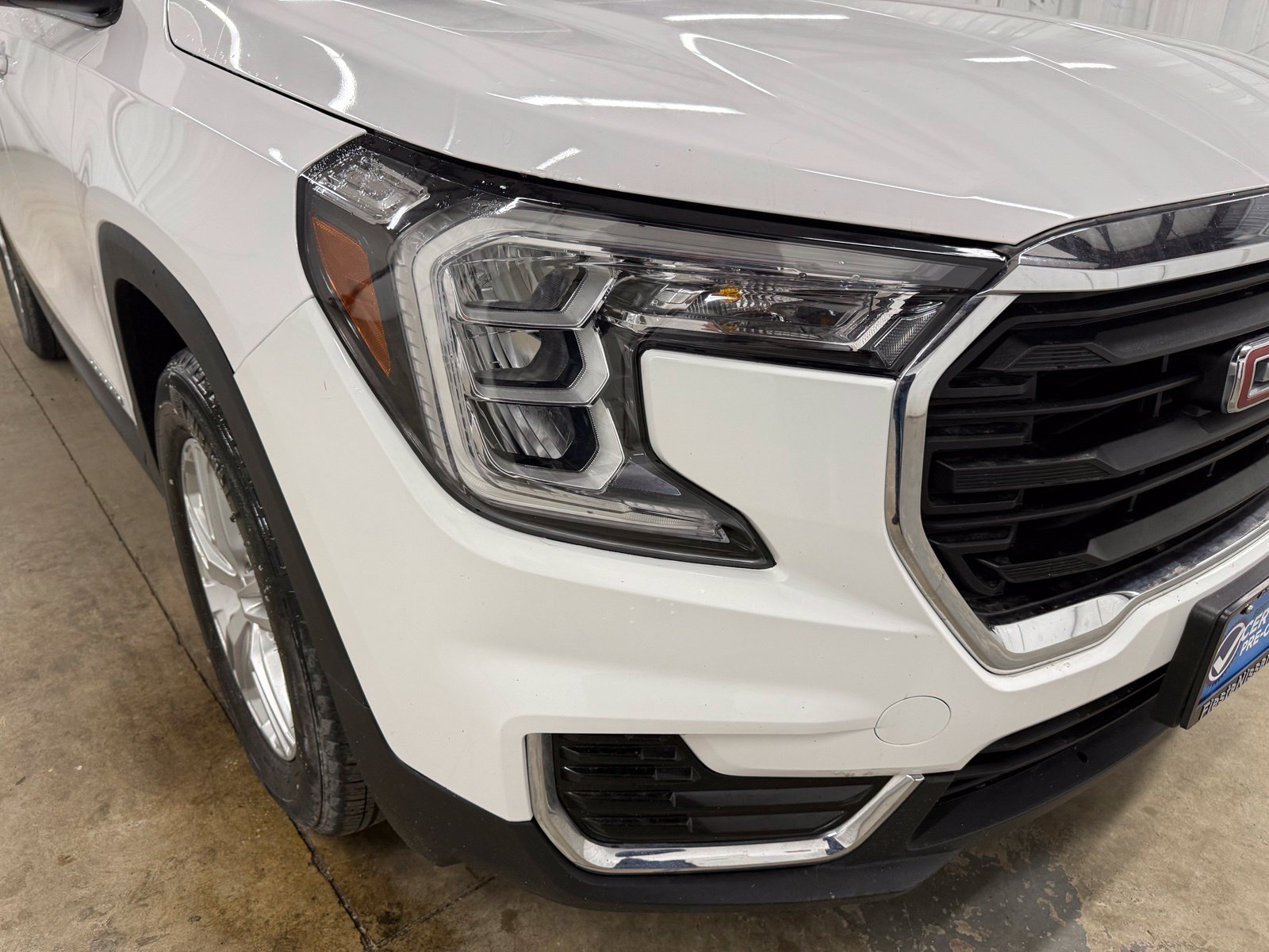 Used 2024 White GMC SLE image 4