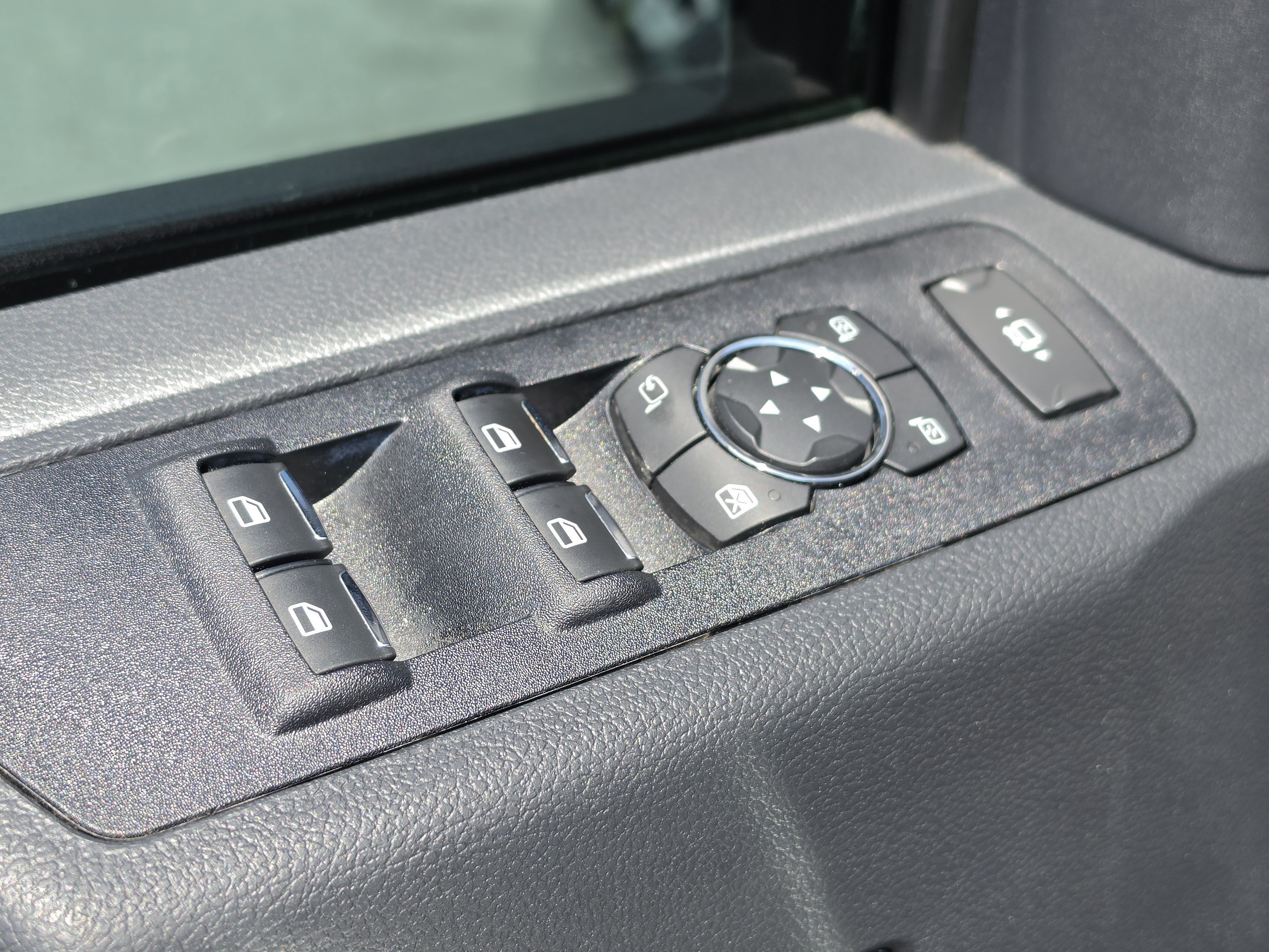 Used 2022 Black Metallic Ford LARIAT image 24