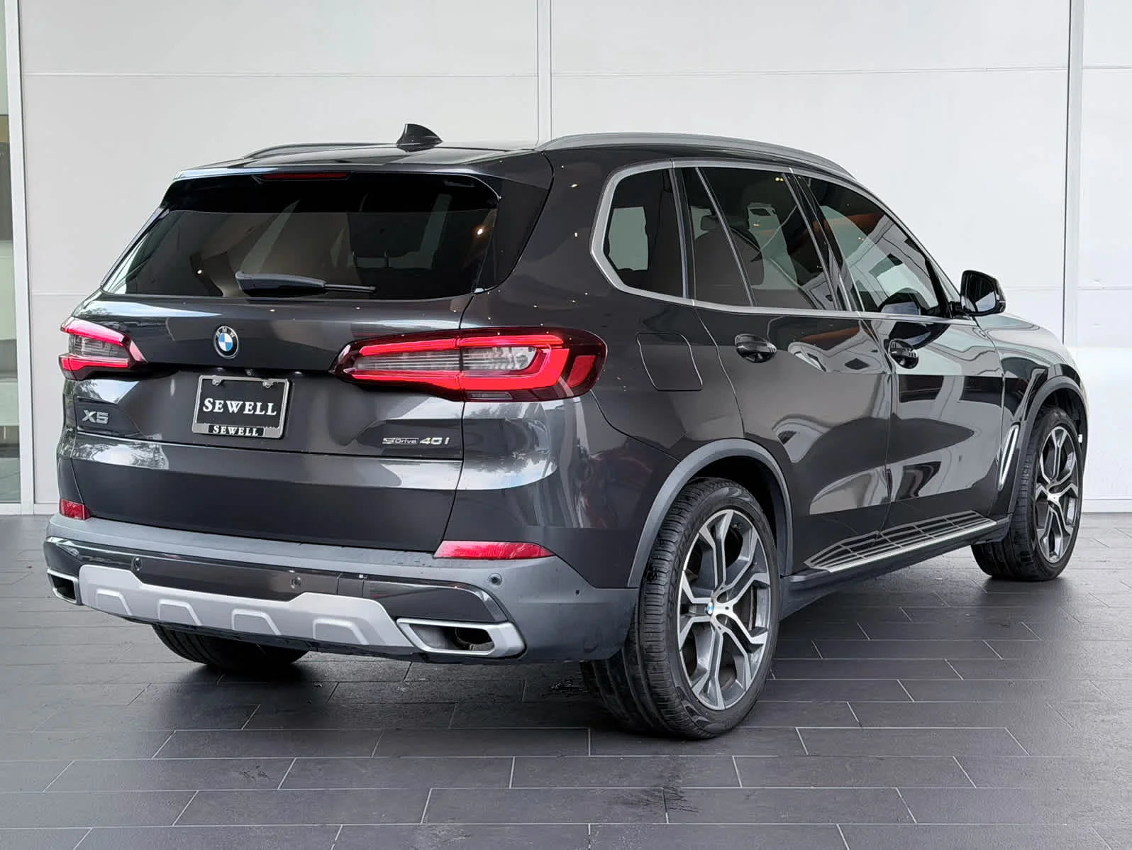 Used 2022  BMW sDrive40i image 4