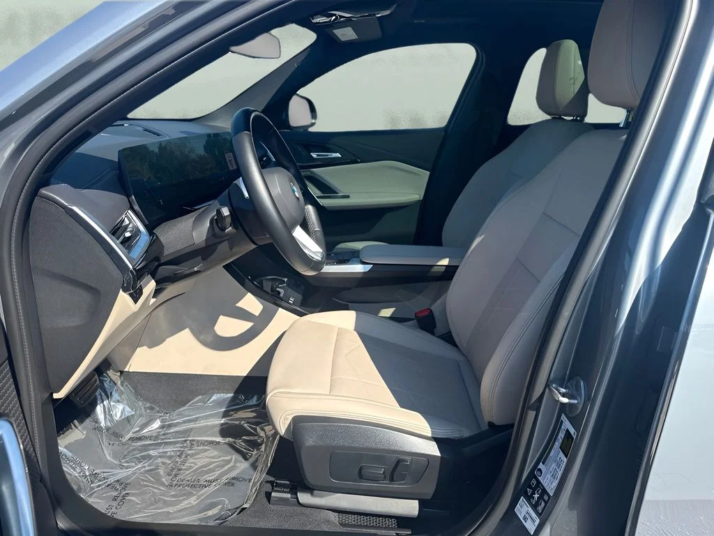 Used 2025 Gray BMW xDrive28i image 9